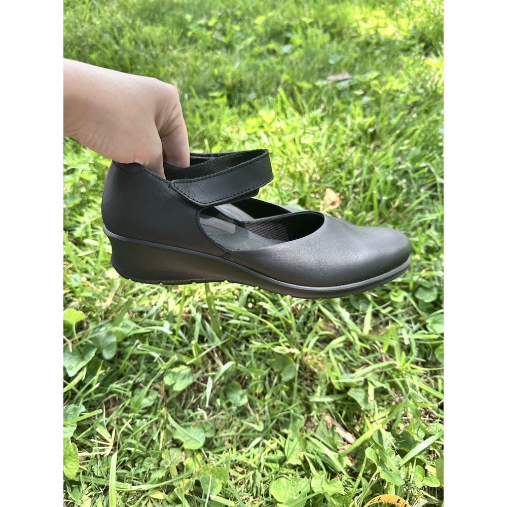 Ecco Black Wedge Shoes with Classic Design